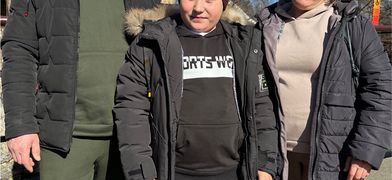 Medizinische Unterstützung für einen jungen Ukrainer